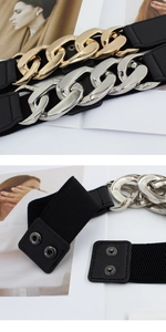 Dettaglio della cintura elastica con doppi bottoni a pressione e catena di metallo moda