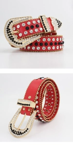 Détails de la ceinture en cuir rouge ornée de strass et boucle dorée étincelante