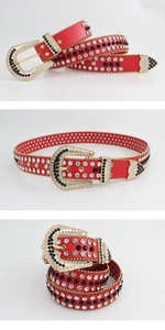 Détails de la ceinture rouge en strass avec boucle dorée et éléments de style punk western