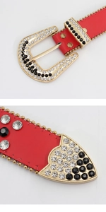 Détail macro de la ceinture rouge en strass avec boucle dorée et cristaux étincelants