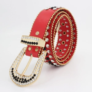 Ceinture en cuir rouge avec strass et boucle dorée au style y2k et vintage