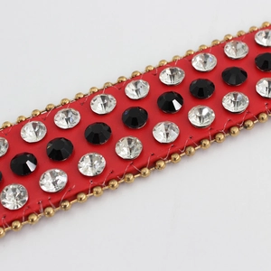Ceinture luxe en cuir rouge ornée de strass et bordure chaîne à billes dorées