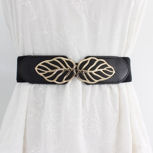 Ceinture élastique femme 4cm avec boucle feuilles dorées sur robe à fleurs