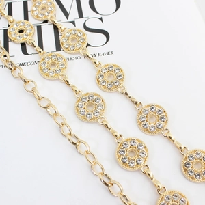 Ceinture chaîne dorée multicouche élégante avec anneaux sertis de strass brillants