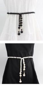 Détail d'une ceinture en perles perlées en noir et blanc sur des robes élégantes