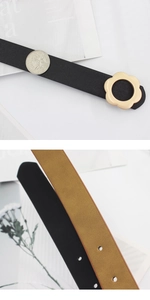 Vue macro détaillée d'une ceinture fine en cuir avec boucle fleur dorée mate et mesure de largeur
