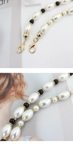 Detailansicht der Perlen-Taillenkette mit Strass und Karabinerverschluss auf Magazin