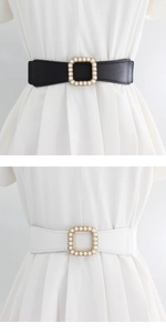 Détail de la ceinture élastique avec boucle carrée en perles et texture cuir grainé