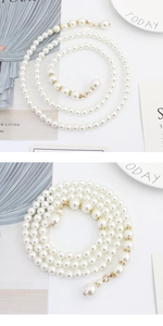 Vue détaillée de la chaîne de taille en perles blanches avec boucle dorée en strass