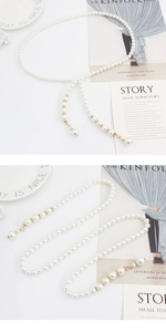 Détail de la chaîne de taille en perles blanches avec accents dorés et strass élégants