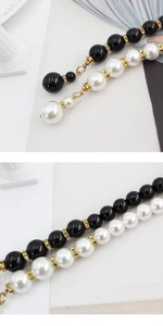 Détail d'une élégante chaîne de taille en perles avec strass dorés et cordon élastique