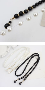Détail macro de la chaîne de taille élastique en perles avec séparateurs en strass et boucle