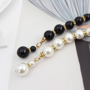 Chaîne de taille élastique élégante en perles et perles noires avec détails en strass dorés