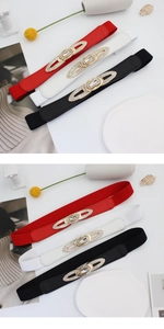 Dettaglio di cinture elastiche sottili con fibbia in strass nei colori rosso, bianco e nero