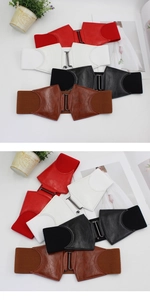 Détail des ceintures élastiques en quatre couleurs avec boucle en similicuir géométrique