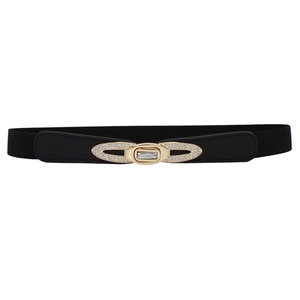 Cintura elastica nera da donna con fibbia dorata con strass su sfondo bianco