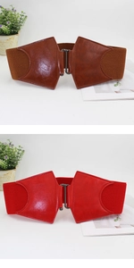 Détail de ceintures larges élastiques marron et rouge avec boucle métallique pour femmes