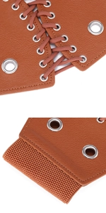 Détail de la ceinture corset en similicuir marron avec œillets et laçage élégant