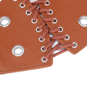 Ceinture corset élastique en cuir marron avec œillets métalliques et détail de laçage chic