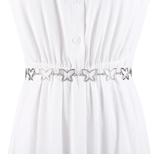 Chaîne de taille papillon argentée élégante pour accessoiriser les robes d'été blanches