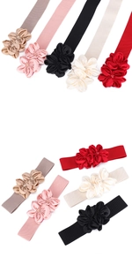 Detail van elastische tailleriemen in vijf kleuren met stoffen bloemdecoraties erop