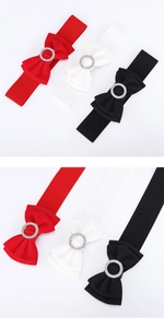 Dettaglio di cintura elastica elegante con fiocco in raso e fibbia in strass in tre colori