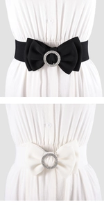 Dettaglio di eleganti cinture elastiche con fiocco e fibbia in strass in bianco e nero