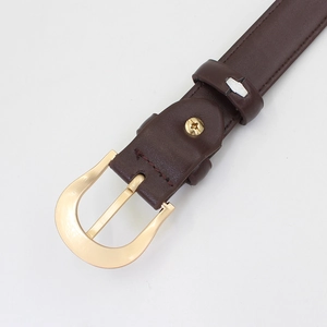 Ceinture femme en cuir marron foncé avec boucle dorée semi-circulaire et détails argentés