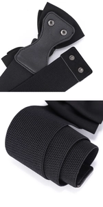 Dettaglio macro della cintura elastica nera con bottoni a pressione e fiocco decorativo