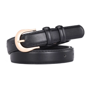 Ceinture fine en cuir noir pour femme avec boucle fer à cheval dorée sur fond blanc