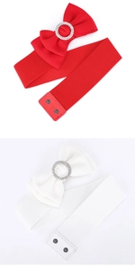 Dettaglio di cinture elastiche rosse e bianche con fiocchi di strass e bottoni a pressione
