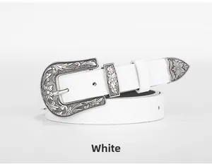 Détail de ceinture en cuir blanc avec boucle vintage en argent et gravures florales