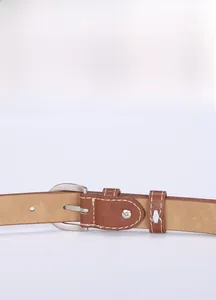 Détail d'une ceinture en cuir marron avec boucle argentée et coutures blanches renforcées