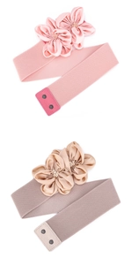 Detail van elastische tailleriemen met satijnen bloemen en handige drukknoopsluiting