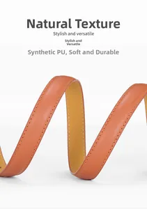 Détail de la ceinture en cuir PU marron avec couture orange et texture souple naturelle