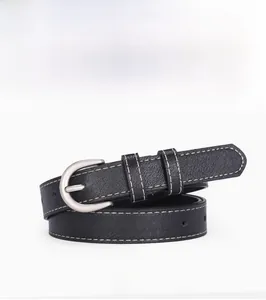 Détail de ceinture en cuir noir avec surpiqûres blanches et boucle argentée ovale