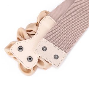 Elastische beige taille riem met satijnen bloemdecoratie en vier metalen drukknopen