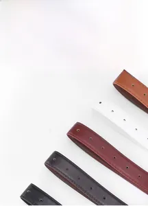 Minimalistische Ledergürtel in fünf Farben mit Textur-Finish und feiner Nahtverarbeitung