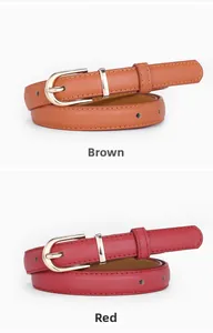 Détail de fines ceintures marron et rouge avec boucle dorée en D et coutures fines