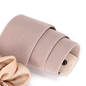 Beige elastische riem voor dames met zijden bloemdecoratie en metalen drukknoopsluiting