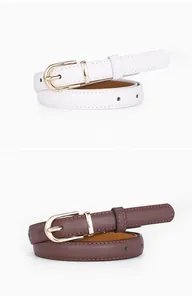 Vue détaillée de ceintures en cuir blanches et café avec boucles dorées en forme de U