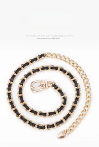 Détail d'une chaîne en métal doré entrelacée de cuir PU noir et boucle à ardillon