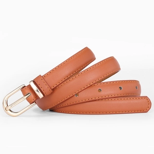 Fine ceinture en cuir marron pour femme avec boucle dorée et surpiqûres élégantes