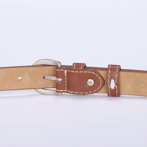 Ceinture minimaliste en cuir marron pour femme avec boucle en D argentée et coutures blanches