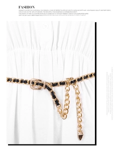 Détail de la ceinture tressée en cuir PU noir et chaîne dorée avec pendentif