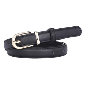 Fine ceinture femme en cuir noir avec boucle dorée pour robes et jeans