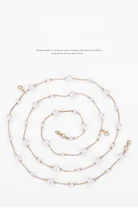 Detaillierte Makroansicht der eleganten Perlen-Taillenkette mit Metallhaken für Kleider