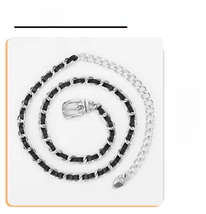 Détail de la ceinture en chaîne argentée tressée de cuir noir avec boucle à ardillon