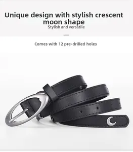 Détail de la ceinture punk noire avec rivet croissant de lune argenté et boucle ovale