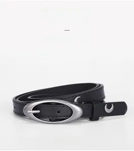 Détail de ceinture en cuir noir avec clous lune argentés et boucle ovale vintage